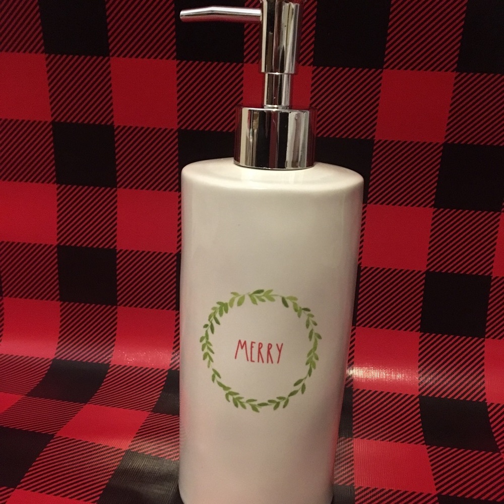 ⚡️ Rae Dunn “Merry” soap dispenser